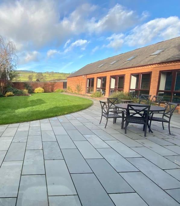 Vast, Elegant Home With Indoor Pool & Sauna Near Popular Golf Course Kington  Exterior foto