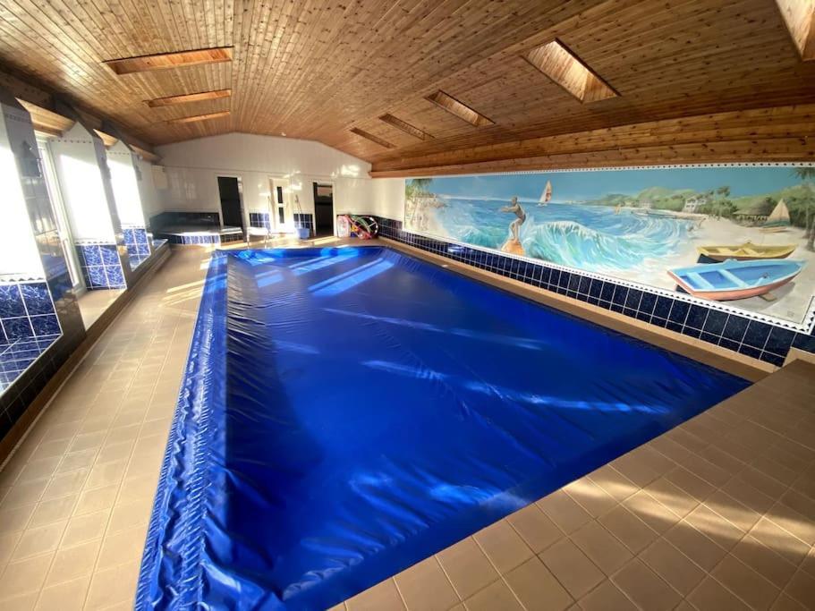 Vast, Elegant Home With Indoor Pool & Sauna Near Popular Golf Course Kington  Exterior foto