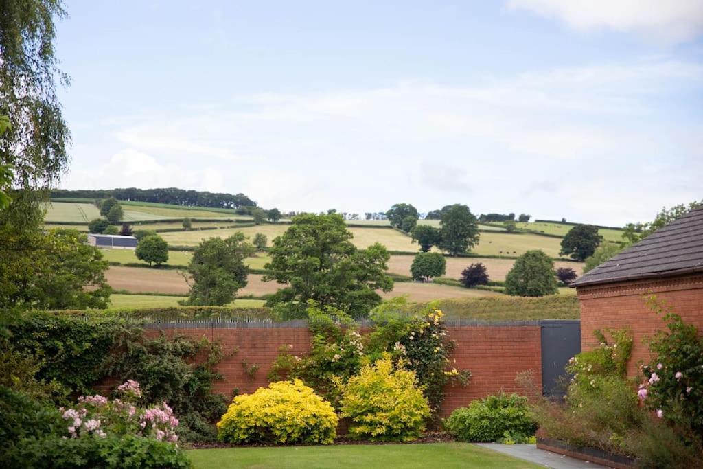 Vast, Elegant Home With Indoor Pool & Sauna Near Popular Golf Course Kington  Exterior foto