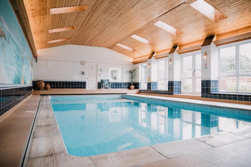 Vast, Elegant Home With Indoor Pool & Sauna Near Popular Golf Course Kington  Exterior foto