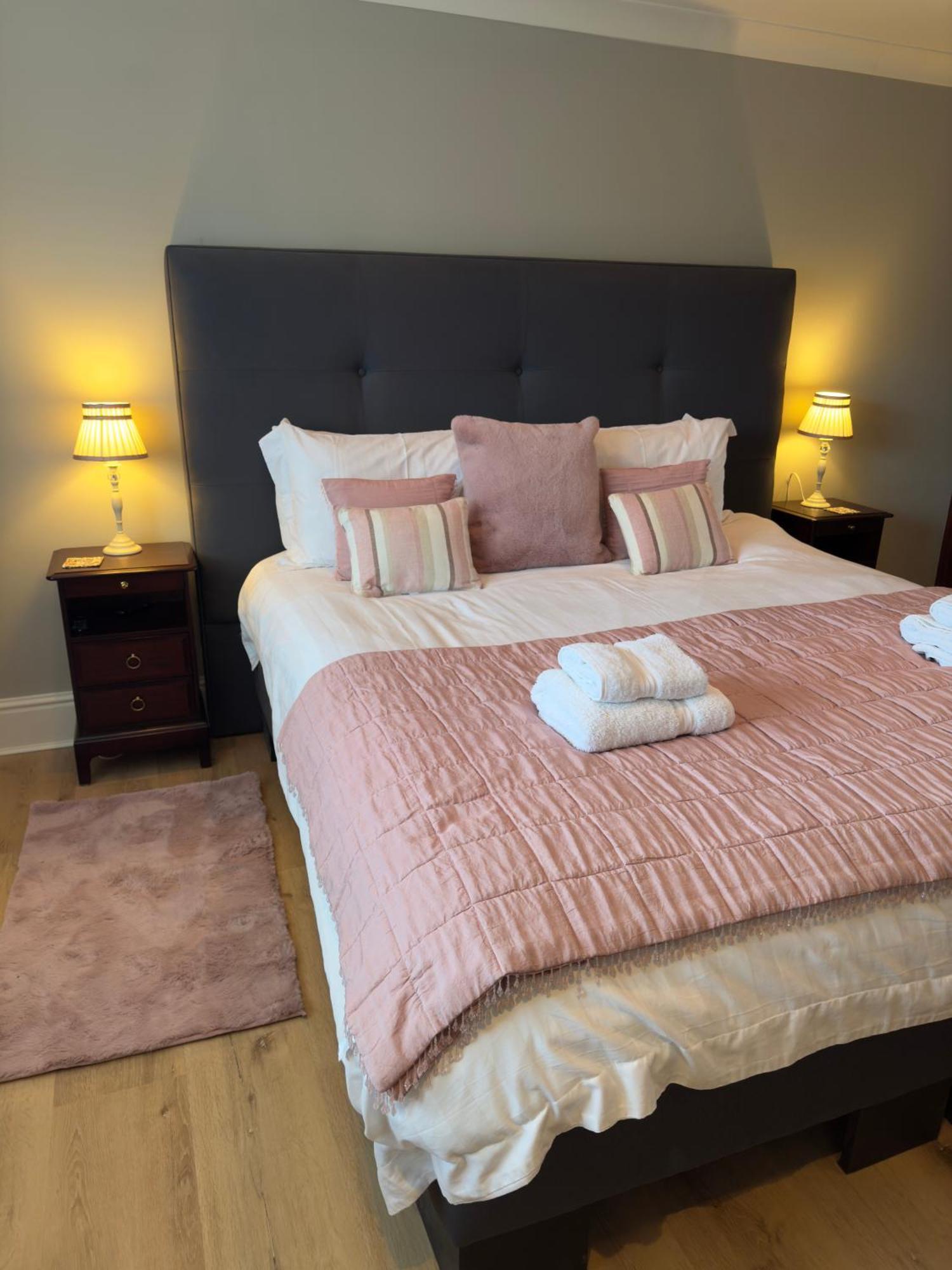 Vast, Elegant Home With Indoor Pool & Sauna Near Popular Golf Course Kington  Exterior foto