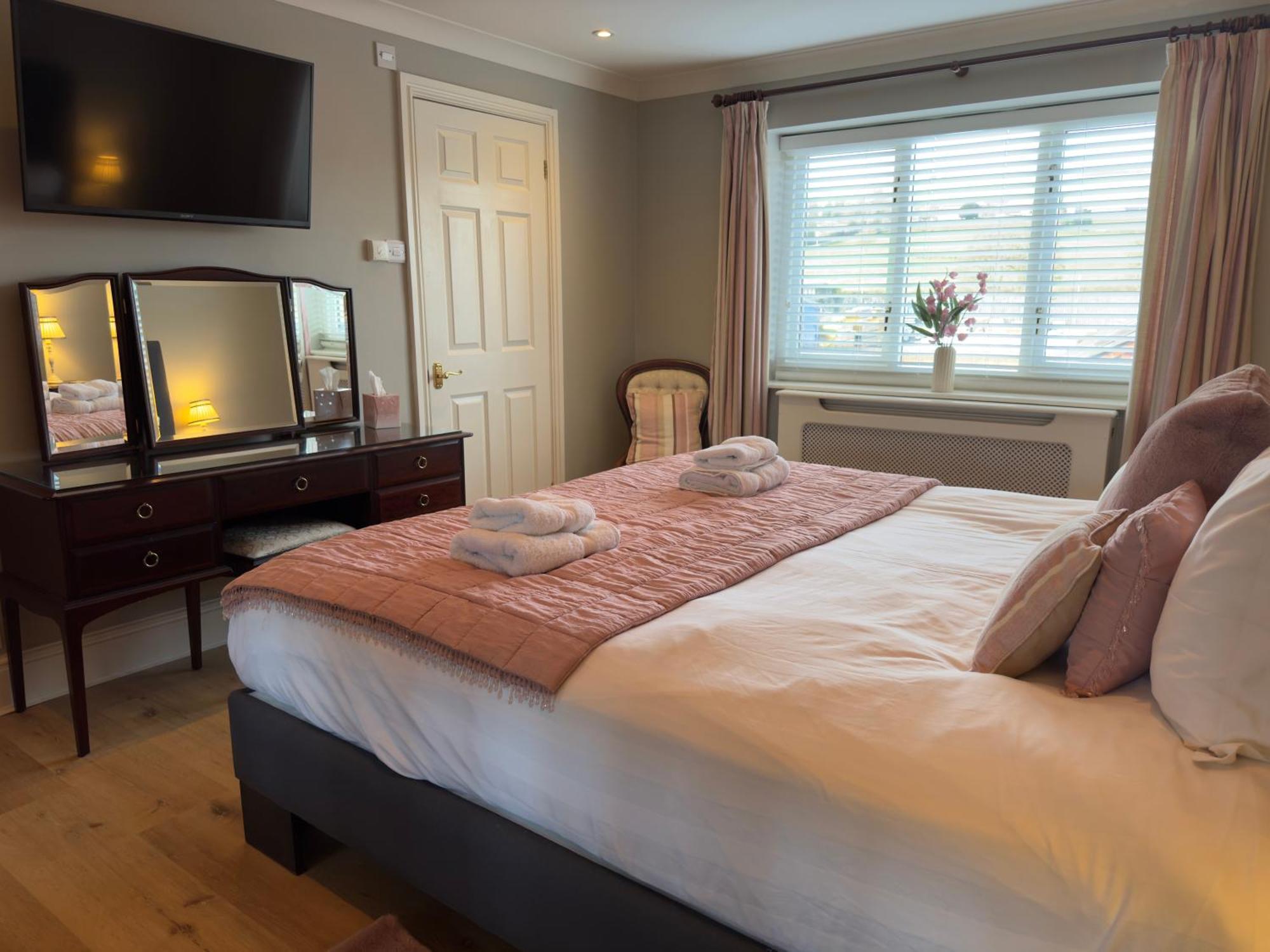Vast, Elegant Home With Indoor Pool & Sauna Near Popular Golf Course Kington  Exterior foto