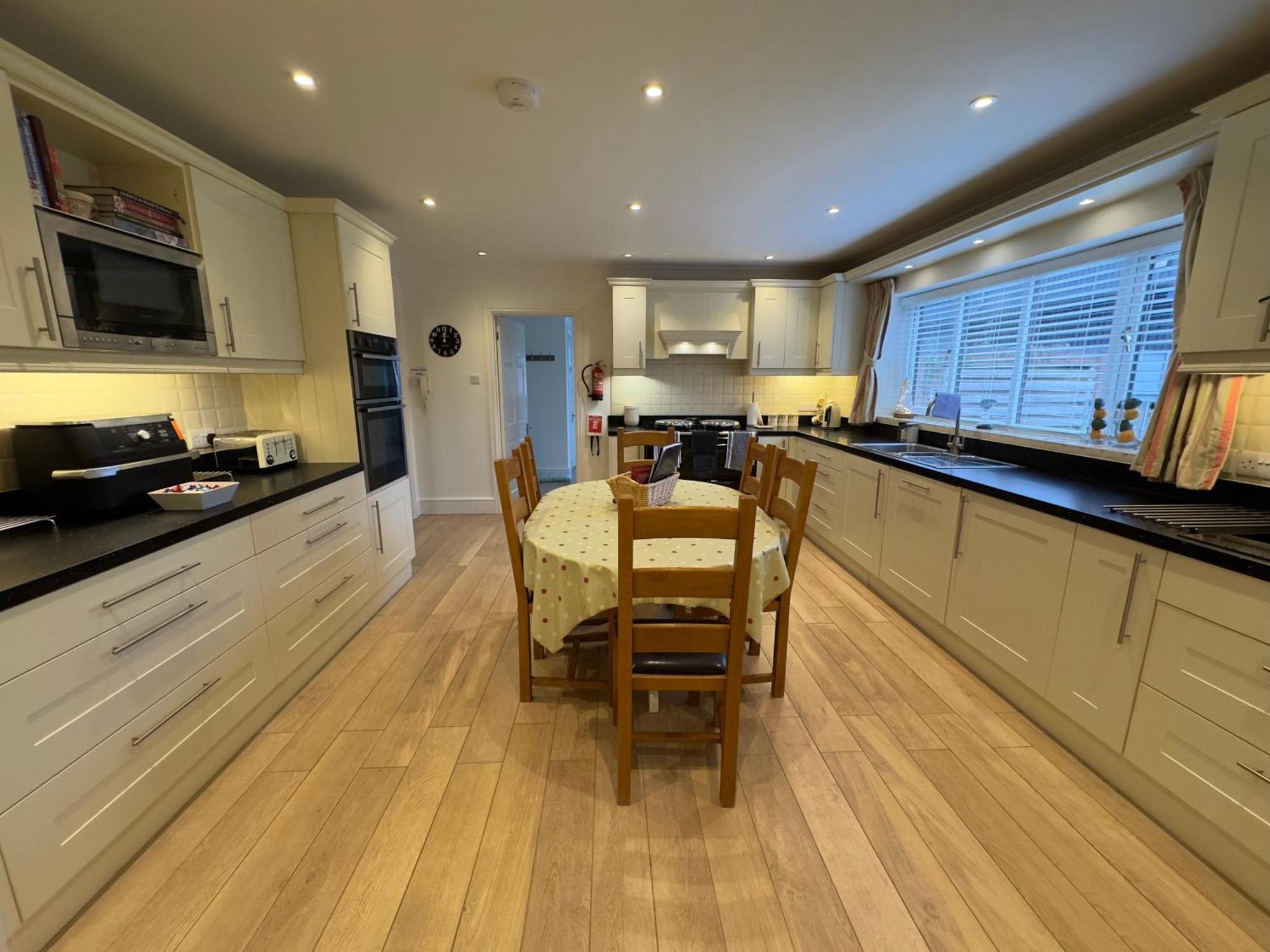 Vast, Elegant Home With Indoor Pool & Sauna Near Popular Golf Course Kington  Exterior foto