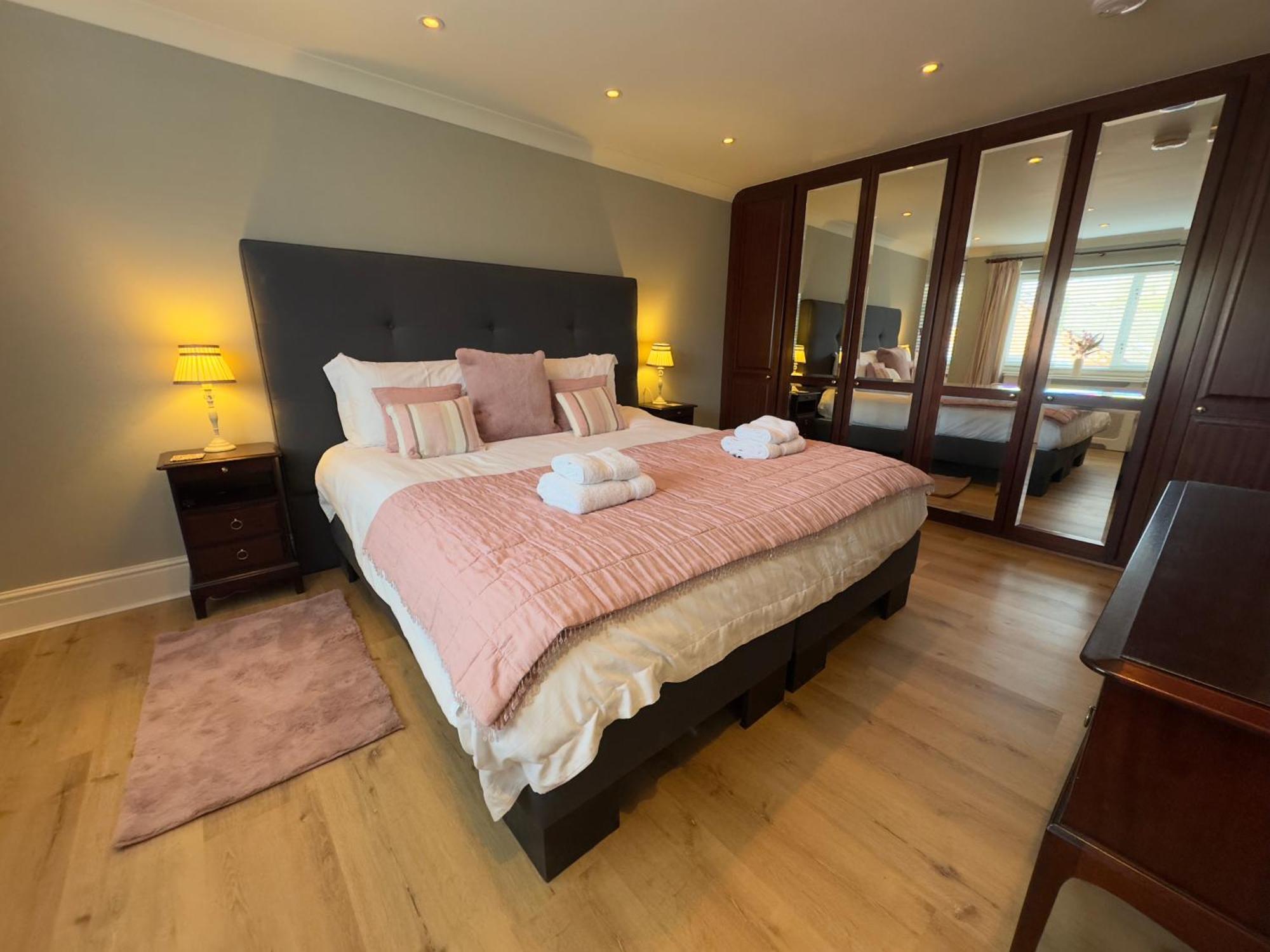 Vast, Elegant Home With Indoor Pool & Sauna Near Popular Golf Course Kington  Exterior foto